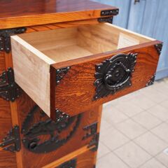 岩手の伝統工芸家具、岩谷堂箪笥 漆塗り4段箪笥です。鳳凰紋様の南部鉄器がアクセントの整理タンス。伝統と受け継がれた職人の技術が結集し、丹念で精巧に作られた和箪笥です。CE319