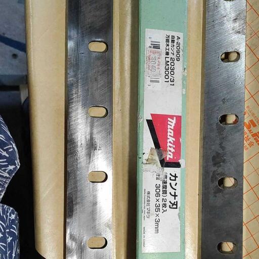 万能機の刃未使用経年劣化が外箱にあります