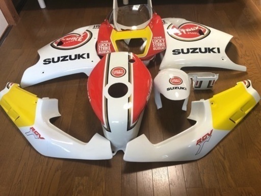 SUZUKI ＲＧV250ガンマラッキーストライクカラーカウルセット