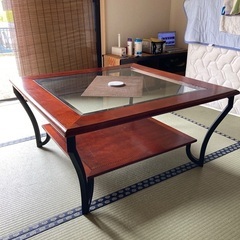 落ち着いた色合いのテーブルです。