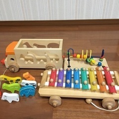 木製の車と鉄琴のおもちゃ