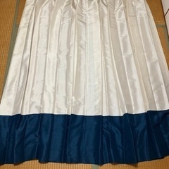 少し光沢のある白（クリーム色）と裾が紺色のカーテン2枚組