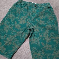 無料　ハワイ柄　グリーンの半ズボン　サイズ140