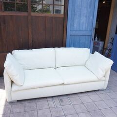 人気のACTUS(アクタス)のfive by five(ファイブ・バイ・ファイブ) VICENTE(ビシェンテ) 2.5人掛けソファ。シンプルなデザインと良質なレザーが上品な印象の2.5シーターソファCE401