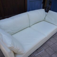 人気のACTUS(アクタス)のfive by five(ファイブ・バイ・ファイブ) VICENTE(ビシェンテ) 2.5人掛けソファ。シンプルなデザインと良質なレザーが上品な印象の2.5シーターソファCE401