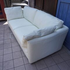 人気のACTUS(アクタス)のfive by five(ファイブ・バイ・ファイブ) VICENTE(ビシェンテ) 2.5人掛けソファ。シンプルなデザインと良質なレザーが上品な印象の2.5シーターソファCE401