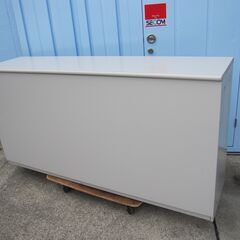 受付カウンター ニューグレー ウチダ製 W1800 扉の枠目立つキズあり