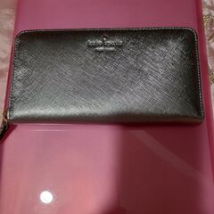 新品同様！kate spade new york　人気のシルバーの財布