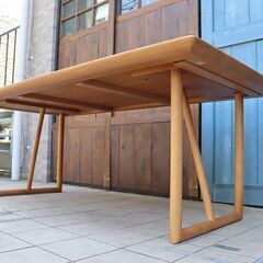 飛騨高山の家具メーカー日進木工(nissin)のSLOW オーク材 筋交いダイニングテーブルです。明るい色合いと丸みをおびたフォルムが優しい印象の食卓は、北欧スタイルや和モダンなどにおススメ♪CE413