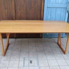 飛騨高山の家具メーカー日進木工(nissin)のSLOW オーク材 筋交いダイニングテーブルです。明るい色合いと丸みをおびたフォルムが優しい印象の食卓は、北欧スタイルや和モダンなどにおススメ♪CE413