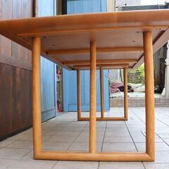 飛騨高山の家具メーカー日進木工(nissin)のSLOW オーク材 筋交いダイニングテーブルです。明るい色合いと丸みをおびたフォルムが優しい印象の食卓は、北欧スタイルや和モダンなどにおススメ♪CE413