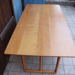 飛騨高山の家具メーカー日進木工(nissin)のSLOW オーク材 筋交いダイニングテーブルです。明るい色合いと丸みをおびたフォルムが優しい印象の食卓は、北欧スタイルや和モダンなどにおススメ♪CE413