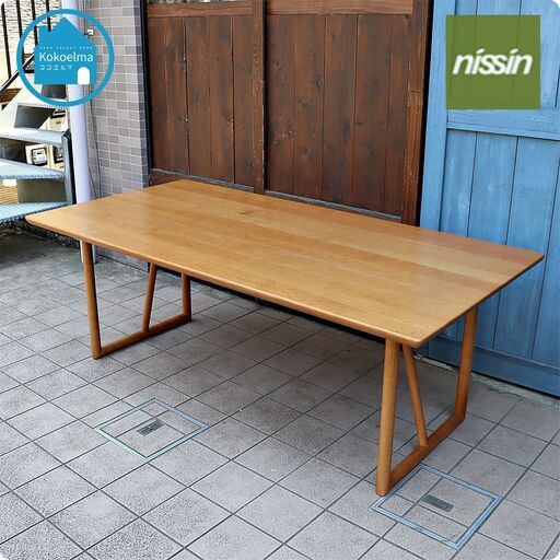 飛騨高山の家具メーカー日進木工(nissin)のSLOW オーク材 筋交いダイニングテーブルです。明るい色合いと丸みをおびたフォルムが優しい印象の食卓は、北欧スタイルや和モダンなどにおススメ♪CE413