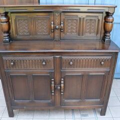 英国 Ercol(アーコール)社のエルム材を使用したオールドコロニアル キャビネットです。クラシックで上品なデザインのカップボード。お部屋を優しい雰囲気にしてくれる英国アンティーク家具です♪CE415
