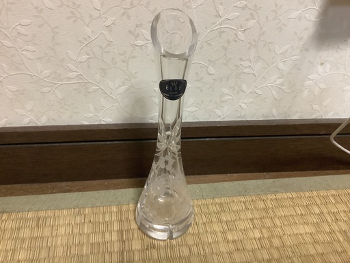 エレベクリスタルの一輪挿しです。