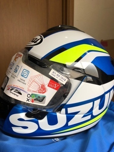 Arai VECTOR-XベースのSUZUKI カラーヘルメット。