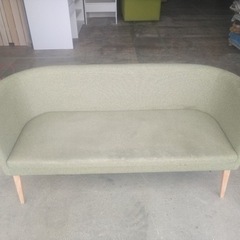 薄い緑色のソファー2