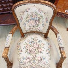 アンティーク ゴブラン織り アームチェア 彫刻細工 布張り 肘掛け付 花柄 ベージュ系■幅60cm×奥行50cm×高さ89㎝■近隣配送無料 買取帝国 朝霞店 アンティーク ゴブラン織り アームチェア 彫刻細工 布張り 肘掛け付 花