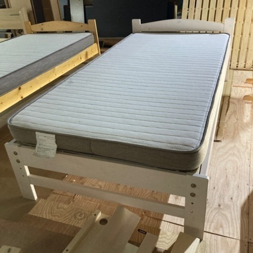 ● シングルベッド、木製フレーム、白