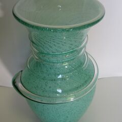 花瓶　ガラス製　エメラルドグリーン　高さ26.5cm 直径15cm