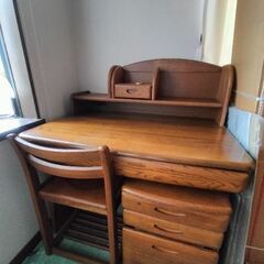 浜本工芸の楢材無垢の学習机と棚、袖机、椅子のセットになります