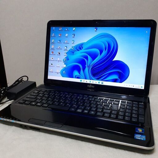 【取り置き中です】Fujitsu　LIFEBOOK　SSD搭載　15インチ　WEBカメラ　Bluetooth　Wi-Fi　マルチ　テンキー付き　Windows11