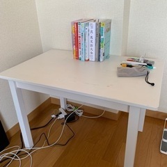 白テーブル　IKEA製品