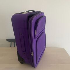 キャリーオン 紫スーツケース 