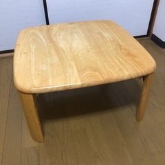 木製のミニテーブル(脚は折り畳み可)