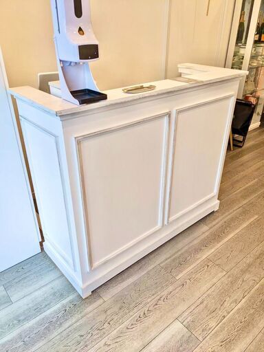 レジカウンター（購入価格１０万円）店内レイアウト変更のため、７０％オフの３万円でお譲りします。
