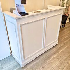 レジカウンター（購入価格１０万円）店内レイアウト変更のため、７０％オフの３万円でお譲りします。