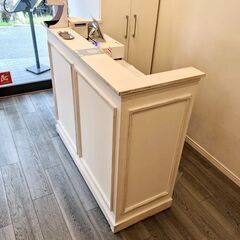 レジカウンター（購入価格１０万円）店内レイアウト変更のため、７０％オフの３万円でお譲りします。