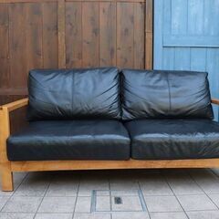 アクタス(ACTUS)で取り扱われていたA-BOSCO(エーボスコ)シリーズ2人掛けソファです。天然木ならではの美しさと格子状のフレームが魅力のシンプルでモダンなレザーラブソファ。朝日木材加工CE416