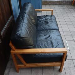 アクタス(ACTUS)で取り扱われていたA-BOSCO(エーボスコ)シリーズ2人掛けソファです。天然木ならではの美しさと格子状のフレームが魅力のシンプルでモダンなレザーラブソファ。朝日木材加工CE416