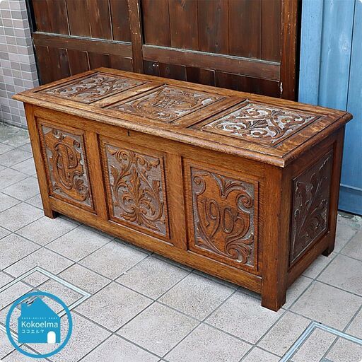 イギリスアンティークのブランケットボックスです。美しい木彫装飾が施されたクラシカルな収納ボックス。年代物ならではの心地よい温もりや風合いが魅力の英国アンティーク家具です。CE417