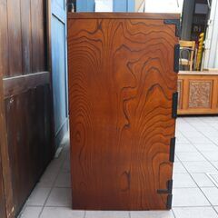 岩手の伝統工芸家具、岩谷堂箪笥 欅材を使用した漆塗りチェストです。牡丹紋様の南部鉄器がアクセントの整理タンス。収納力もありどこかモダンな印象の和箪笥です。CE418