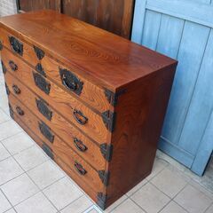 岩手の伝統工芸家具、岩谷堂箪笥 欅材を使用した漆塗りチェスト