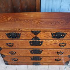 岩手の伝統工芸家具、岩谷堂箪笥 欅材を使用した漆塗りチェストです。牡丹紋様の南部鉄器がアクセントの整理タンス。収納力もありどこかモダンな印象の和箪笥です。CE418