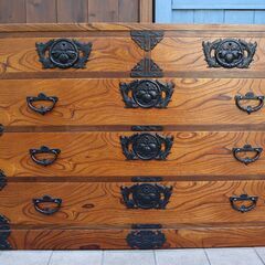 岩手の伝統工芸家具、岩谷堂箪笥 欅材を使用した漆塗りチェストです。牡丹紋様の南部鉄器がアクセントの整理タンス。収納力もありどこかモダンな印象の和箪笥です。CE418