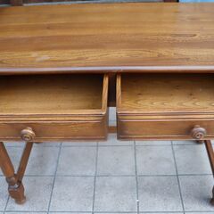 イギリスercol(アーコール)社のエルム無垢材を使用したオールドコロニアル パーソナルデスクです。落ち着いた色合いと上質な質感がエレガントな印象のコンソールデスク。リビングのちょっとした作業台にも。CE421