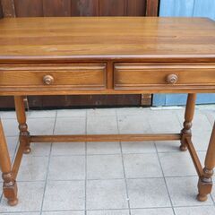 イギリスercol(アーコール)社のエルム無垢材を使用したオールドコロニアル パーソナルデスクです。落ち着いた色合いと上質な質感がエレガントな印象のコンソールデスク。リビングのちょっとした作業台にも。CE421