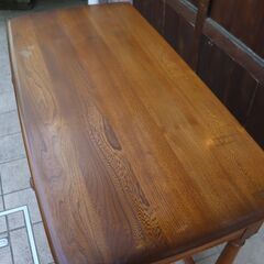 イギリスercol(アーコール)社のエルム無垢材を使用したオールドコロニアル パーソナルデスクです。落ち着いた色合いと上質な質感がエレガントな印象のコンソールデスク。リビングのちょっとした作業台にも。CE421