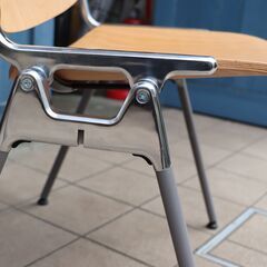 D&DEPARTMENT取扱いイタリアCastelli(カステリ)社のスタッキングチェア2脚セットです。機能性と美しさを兼ね備えた、世界中で愛されているデザイン。やさしく身体に馴染むミーティングチェアCE436