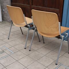 D&DEPARTMENT取扱いイタリアCastelli(カステリ)社のスタッキングチェア2脚セットです。機能性と美しさを兼ね備えた、世界中で愛されているデザイン。やさしく身体に馴染むミーティングチェアCE436