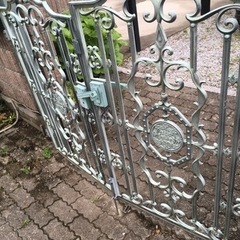 鋳物の門扉
