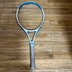 公式テニスラケットをペアで差し上げます。