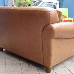 ASPLUND(アスプルンド)取り扱いイギリスHALO(ハロ)の総本革GIL(ギル)ソファ。ヴィンテージテイストの1.5人掛けレザーソファは落ち着いた色合いでどんなインテリアにも良く馴染みます♪CE442