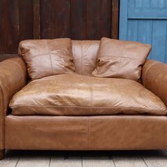 ASPLUND(アスプルンド)取り扱いイギリスHALO(ハロ)の総本革GIL(ギル)ソファ。ヴィンテージテイストの1.5人掛けレザーソファは落ち着いた色合いでどんなインテリアにも良く馴染みます♪CE442