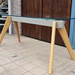 北欧デンマークのブランドBoConcept(ボーコンセプト)のMonza(モンツァ)ダイニングテーブルです。オーク材とスチール、ガラスと異なる素材が見事に融合した、スタイリッシュなモダンスタイル食卓♪CF107