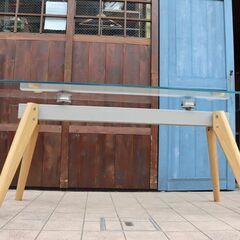 北欧デンマークのブランドBoConcept(ボーコンセプト)のMonza(モンツァ)ダイニングテーブルです。オーク材とスチール、ガラスと異なる素材が見事に融合した、スタイリッシュなモダンスタイル食卓♪CF107